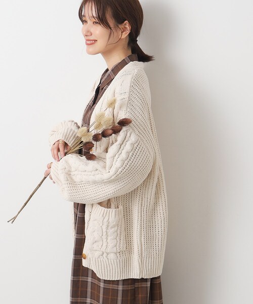 SHOO・LA・RUE（シューラルー）の「◆ずっと触っていたくなる モールケーブル カーディガン【ここちイージー/体型カバー】（カーディガン/ボレロ・レディース・グリーン/アイボリー/ピンク系/ブラウン系その他/ライトブルー/チャコールグレー・00）」の9枚目の写真