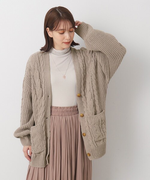 SHOO・LA・RUE（シューラルー）の「◆ずっと触っていたくなる モールケーブル カーディガン【ここちイージー/体型カバー】（カーディガン/ボレロ・レディース・グリーン/アイボリー/ピンク系/ブラウン系その他/ライトブルー/チャコールグレー・00）」の11枚目の写真