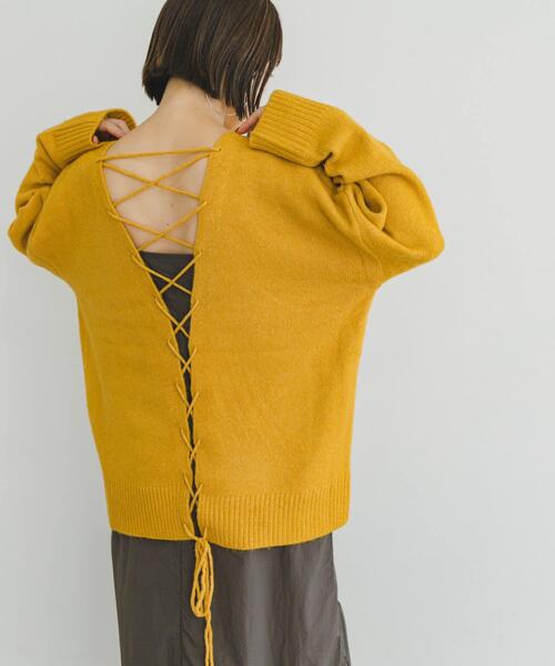 ITEMS URBANRESEARCH(アイテムズ アーバンリサーチ)の「バック編みニット(ニット/セーター・レディース・イエロー/グレー系その他/アイボリー・FREE)」の1枚目の写真