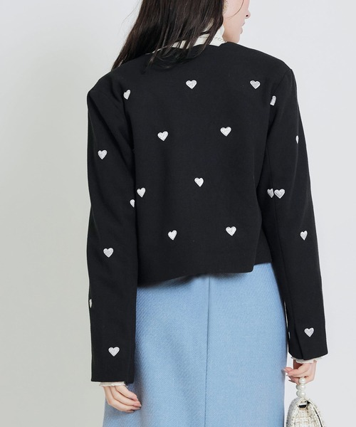 PICCIN PERLA(ピッチンペルラ)の「ハート刺繍スカラップジャケット(ノーカラージャケット・レディース・ベージュ/ブラック・M)」の20枚目の写真