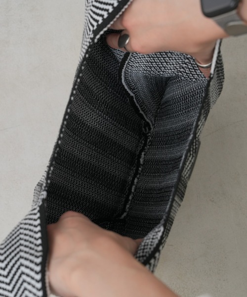 Actually（アクチュアリー）の「ニットバッグ ヘリンボーン Mサイズ（ハンドバッグ・レディース・ブラウン/ブラック・フリー）」の7枚目の写真