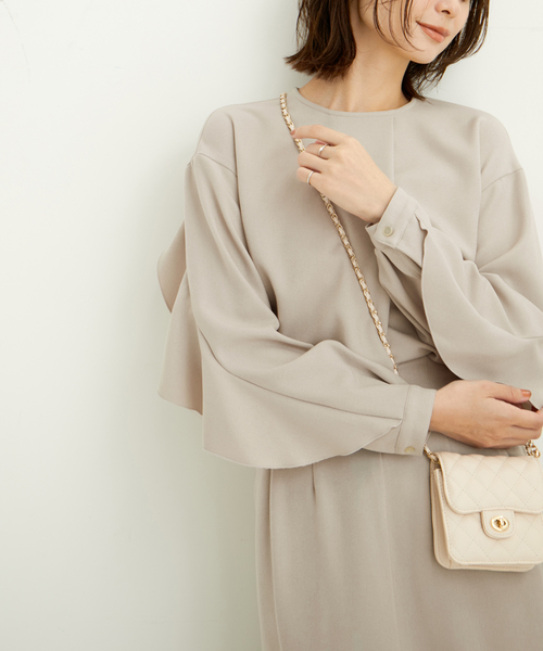 le cercle ADAM ET ROPE'(ルセルクルアダムエロペ)の「【セットアップ対応】ミディツィルフリルブラウス(シャツ/ブラウス・レディース・ブラック/グリーン系その他2/グレー系その他・FREE)」の4枚目の写真