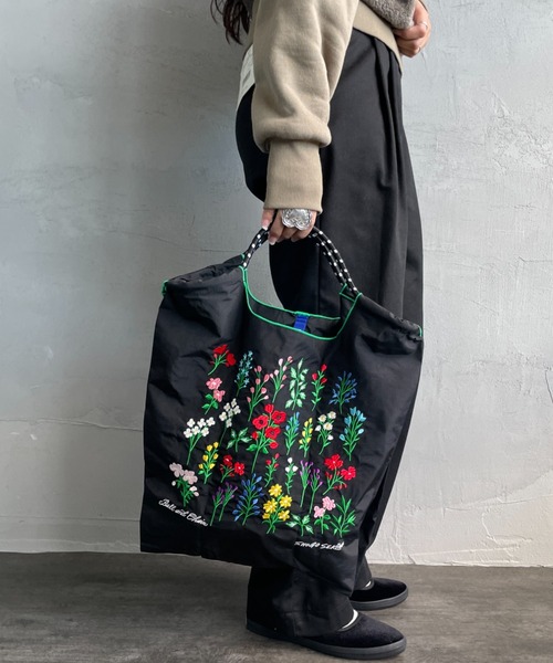 Ball&Chain（ボールアンドチェーン）の「[BALL&CHAIN/ボールアンドチェーン] S.FLOWER 刺繍デザインナイロントートバッグ（トートバッグ・レディース・ブラック/ベージュ・M）」の5枚目の写真
