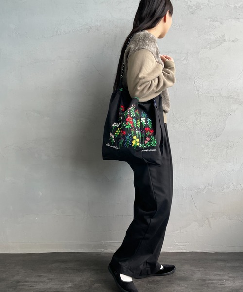 Ball&Chain（ボールアンドチェーン）の「[BALL&CHAIN/ボールアンドチェーン] S.FLOWER 刺繍デザインナイロントートバッグ（トートバッグ・レディース・ブラック/ベージュ・M）」の9枚目の写真