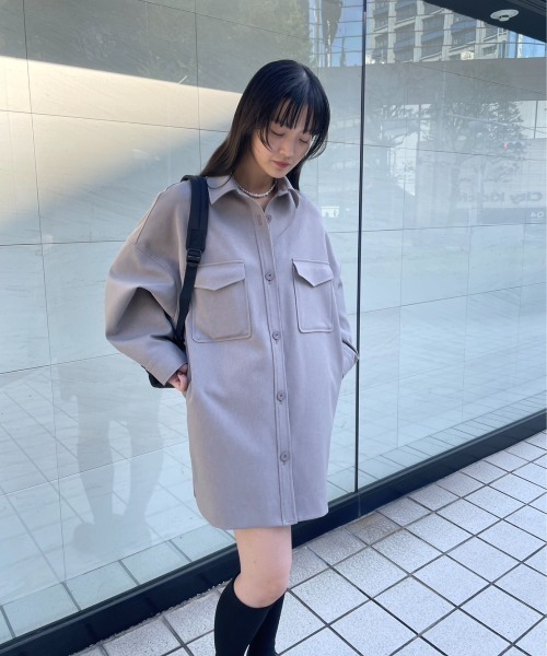 emmi（エミ）の「【emmi atelier】ビッグシルエットCPOシャツジャケット（その他アウター・レディース・グレー/オフホワイト/オリーブ・FREE）」の2枚目の写真