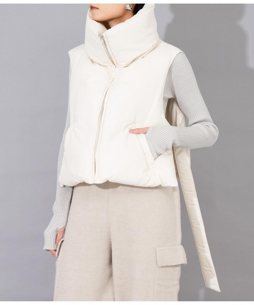 Settimissimo（セッティミッシモ）の「サイドオープン ファイバーダウン ショートベスト ジレ（ダウンベスト・レディース・アイボリー/ブラック・M）」の2枚目の写真