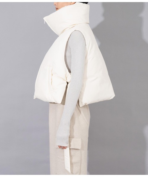 Settimissimo（セッティミッシモ）の「サイドオープン ファイバーダウン ショートベスト ジレ（ダウンベスト・レディース・アイボリー/ブラック・M）」の10枚目の写真