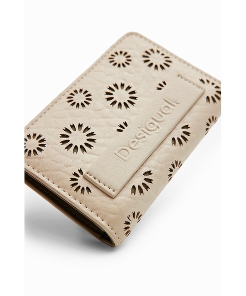 Desigual（デシグアル）の「花柄パンチング ミニ財布（財布・レディース・ホワイト・FREE）」の6枚目の写真