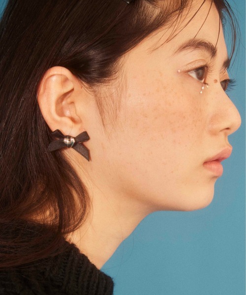 Casselini（キャセリーニ）の「Casselini(キャセリーニ)リボンピアス（ピアス（両耳用）・レディース・シルバー/ゴールド・FREE）」の2枚目の写真