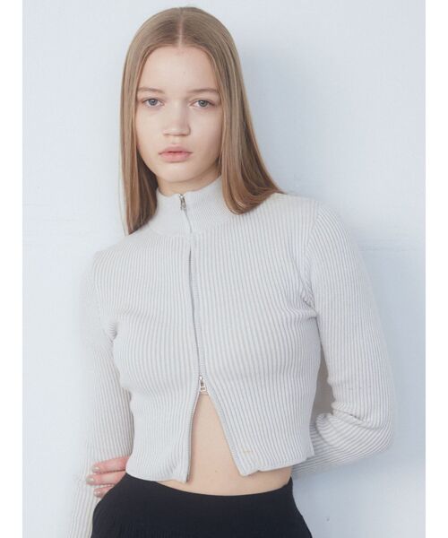 EMODA(エモダ)の「プレーティングリブジップニット(ニット/セーター・レディース・ブルー/ブラック/グレー/オレンジ/アイボリー/グリーン・FREE)」の2枚目の写真