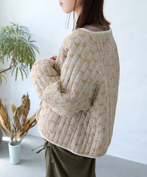 Crisp(クリスプ)の「エスニックキルティングジャケット(ノーカラージャケット・レディース・グレー/ピンク・FREE)」の7枚目の写真