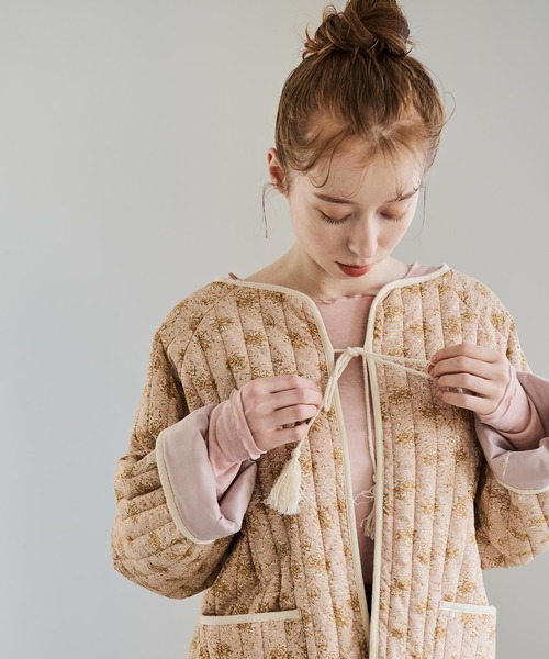 Crisp(クリスプ)の「エスニックキルティングジャケット(ノーカラージャケット・レディース・グレー/ピンク・FREE)」の13枚目の写真