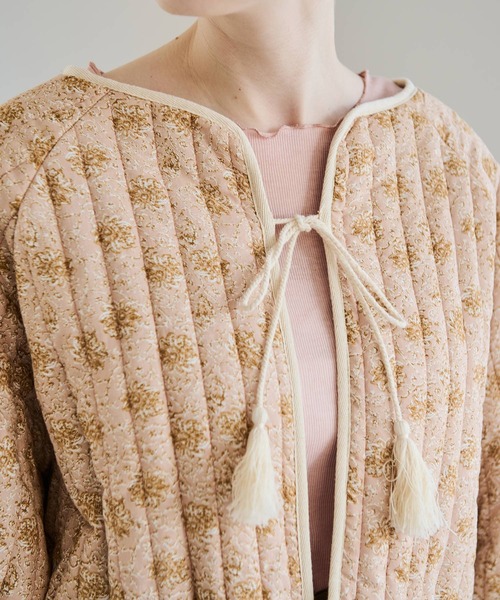 Crisp(クリスプ)の「エスニックキルティングジャケット(ノーカラージャケット・レディース・グレー/ピンク・FREE)」の14枚目の写真