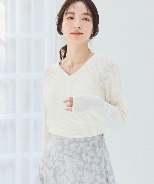Andemiu(アンデミュウ)の「ラメコンパクトVニット111585(ニット/セーター・レディース・ベージュ/オレンジ/ホワイト・FREE)」の4枚目の写真