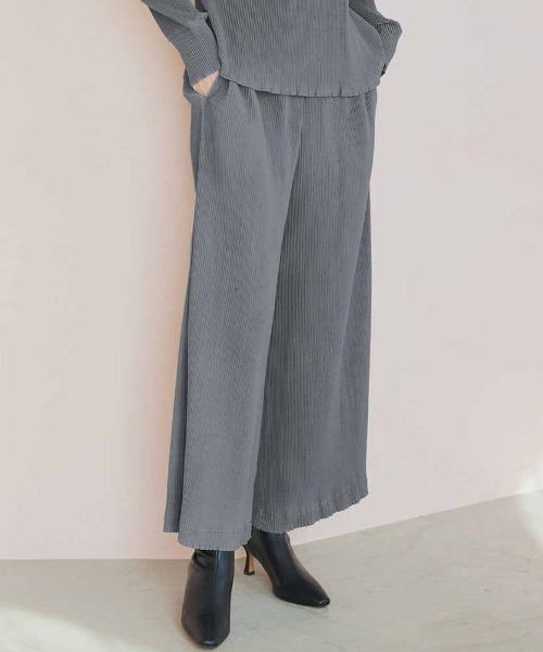 IEDIT(イディット)の「ボディーをメイクするプリーツ素材のワイドパンツ(その他パンツ・レディース・グレー/ブラック・MEDIUM/LARGE/XX-LARGE/X-LARGE/XXX-LARGE)」の2枚目の写真