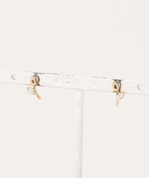 Fun & Daily（ファンアンドデイリー）の「スモールフラワージルコンピアス（ピアス（両耳用）・レディース・ゴールド/シルバー・FREE）」の2枚目の写真