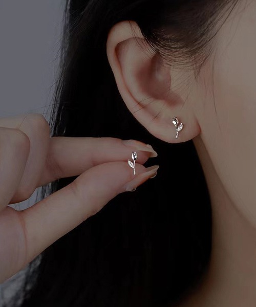 Fun & Daily（ファンアンドデイリー）の「スモールフラワージルコンピアス（ピアス（両耳用）・レディース・ゴールド/シルバー・FREE）」の3枚目の写真