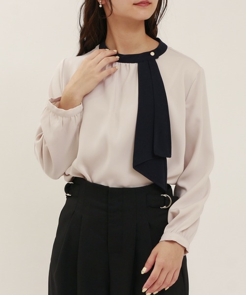 TRUDEA(トルディア)の「マルチファンクションアシメボウタイブラウス(シャツ/ブラウス・レディース・グレイッシュベージュ/ピンクベージュ/ホワイト/ホワイト×ネイビー/ネイビー・MEDIUM/LARGE/SMALL)」の3枚目の写真