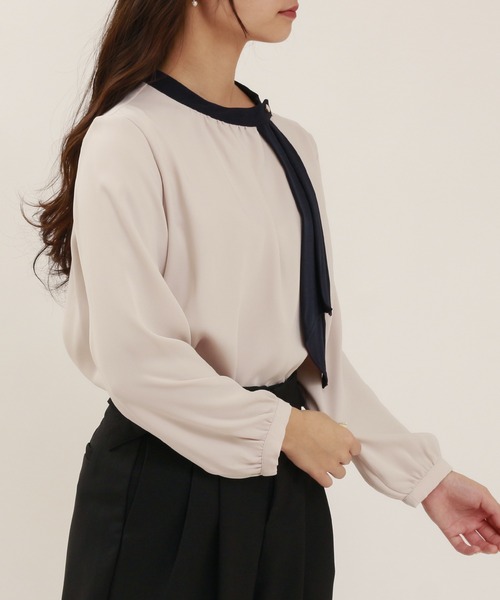 TRUDEA(トルディア)の「マルチファンクションアシメボウタイブラウス(シャツ/ブラウス・レディース・グレイッシュベージュ/ピンクベージュ/ホワイト/ホワイト×ネイビー/ネイビー・MEDIUM/LARGE/SMALL)」の14枚目の写真