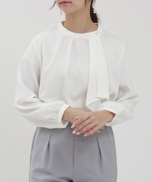 TRUDEA(トルディア)の「マルチファンクションアシメボウタイブラウス(シャツ/ブラウス・レディース・グレイッシュベージュ/ピンクベージュ/ホワイト/ホワイト×ネイビー/ネイビー・MEDIUM/LARGE/SMALL)」の17枚目の写真