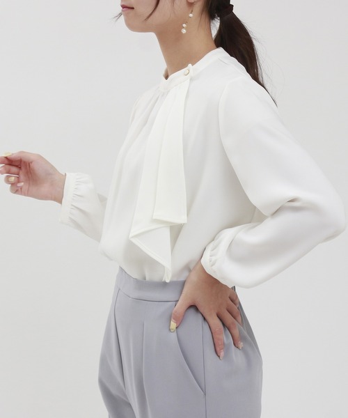 TRUDEA(トルディア)の「マルチファンクションアシメボウタイブラウス(シャツ/ブラウス・レディース・グレイッシュベージュ/ピンクベージュ/ホワイト/ホワイト×ネイビー/ネイビー・MEDIUM/LARGE/SMALL)」の18枚目の写真