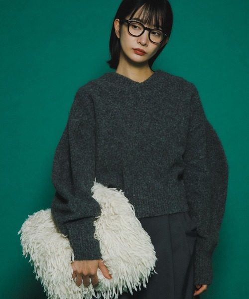 KBF(ケイビーエフ)の「Vネックフォルムニット(ニット/セーター・レディース・ブルー系その他/ダークグレー/レッド・ONE)」の21枚目の写真