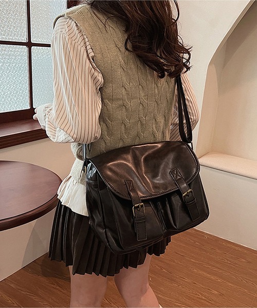 LA VORAGINE(ラ ヴォラジネ)の「外ポケットスクエアショルダーバッグ(ショルダーバッグ・レディース・ブラウン/ブラック/ダークブラウン/ワイン・FREE)」の1枚目の写真