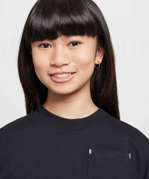 NIKE（ナイキ）の「ナイキ スポーツウェア シティ ユーティリティ ジュニア ロングスリーブ トップ / Nike Sportswear City Utility Big Kids' Long-Sleeve Top HF4205-010 Black（Tシャツ/カットソー・キッズ・ブラック・130/140/150/160/170）」の5枚目の写真