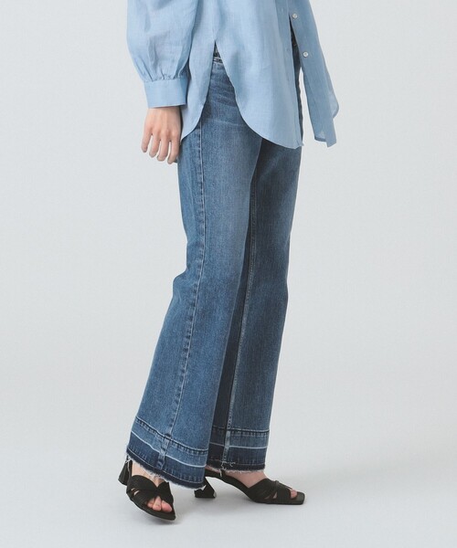 Ray BEAMS（レイビームス）の「RED CARD TOKYO / Peace ルーズフレア デニムパンツ（デニムパンツ・レディース・ブルー・23/22/25/24）」の2枚目の写真