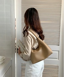 by LEGNA（バイレグナ）の「機能性◎　ソフトレザーシンプルハンドバッグ（ハンドバッグ）」