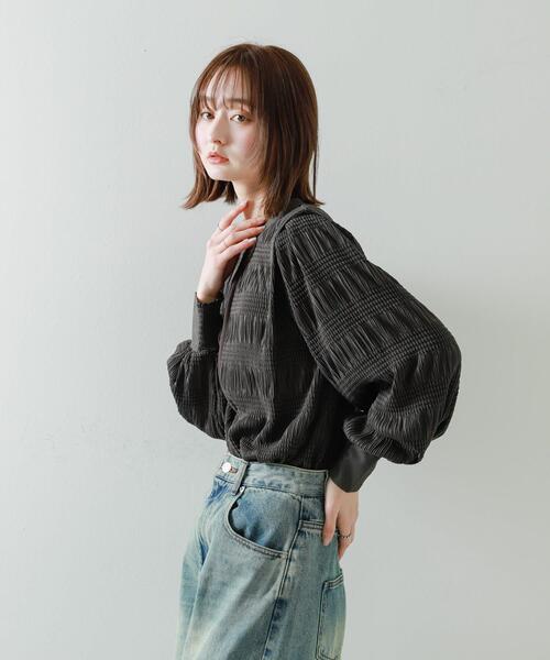 SENSE OF PLACE by URBAN RESEARCH（センスオブプレイスバイアーバンリサーチ）の「ショルダータックシャーリングトップ（シャツ/ブラウス・レディース・ブラウン/チャコールグレー/オフホワイト・ONE）」の5枚目の写真