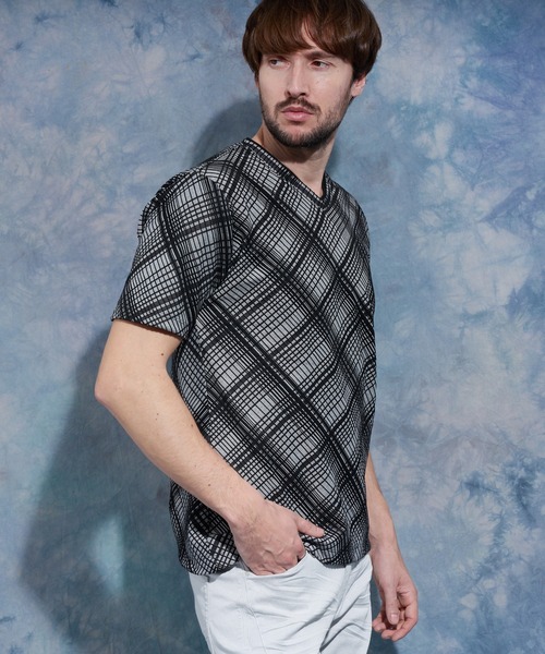 HIDEAWAYS NICOLE（ハイダウェイニコル）の「バイアスブリスターチェックJQVネック半袖プルオーバー（Tシャツ/カットソー・メンズ・ホワイト×ピンク/ブラック×ホワイト/ホワイト×グレー/ホワイト×ブラック/ホワイト×ブルー・LARGE/MEDIUM/X-LARGE）」の5枚目の写真