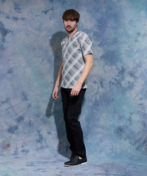 HIDEAWAYS NICOLE（ハイダウェイニコル）の「バイアスブリスターチェックJQVネック半袖プルオーバー（Tシャツ/カットソー・メンズ・ホワイト×ピンク/ブラック×ホワイト/ホワイト×グレー/ホワイト×ブラック/ホワイト×ブルー・LARGE/MEDIUM/X-LARGE）」の17枚目の写真