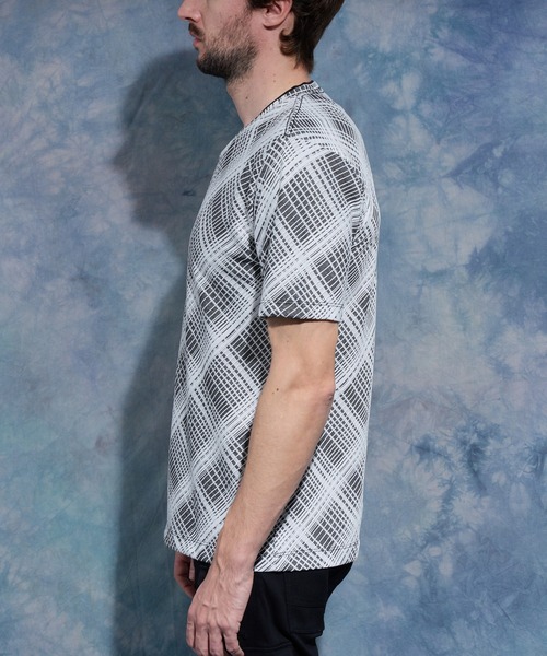 HIDEAWAYS NICOLE（ハイダウェイニコル）の「バイアスブリスターチェックJQVネック半袖プルオーバー（Tシャツ/カットソー・メンズ・ホワイト×ピンク/ブラック×ホワイト/ホワイト×グレー/ホワイト×ブラック/ホワイト×ブルー・LARGE/MEDIUM/X-LARGE）」の12枚目の写真