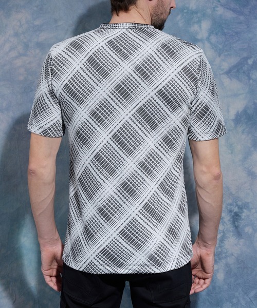 HIDEAWAYS NICOLE（ハイダウェイニコル）の「バイアスブリスターチェックJQVネック半袖プルオーバー（Tシャツ/カットソー・メンズ・ホワイト×ピンク/ブラック×ホワイト/ホワイト×グレー/ホワイト×ブラック/ホワイト×ブルー・LARGE/MEDIUM/X-LARGE）」の13枚目の写真