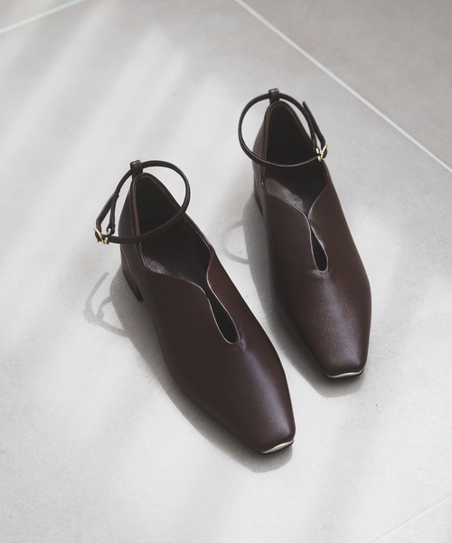 A part by（アパートバイ）の「スリットストラップシューズ（パンプス・レディース・アイボリー/ブラック/ブラウン・MEDIUM/LARGE）」の3枚目の写真