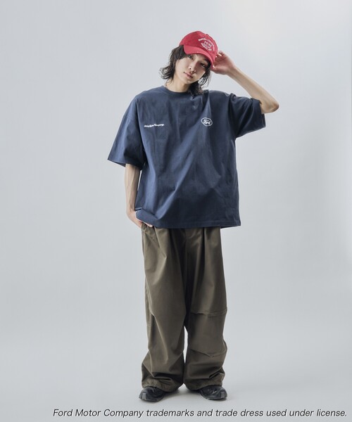 PUBLUX(パブリュクス)の「PUBLUX/パブリュクス 別注 Ford バックロゴ刺繍プリントTシャツ(限定展開)(UNISEX)(Tシャツ/カットソー・メンズ・ホワイト/ピンク/ネイビー・SMALL/MEDIUM/LARGE)」の4枚目の写真