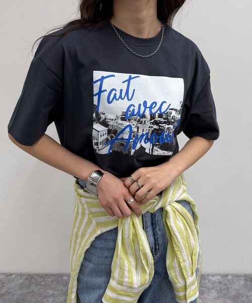 fredy emue（フレディエミュ）の「Amour PHOTO Tシャツ（Tシャツ/カットソー・レディース・チャコールグレー/ベージュ/オフホワイト・38）」の2枚目の写真