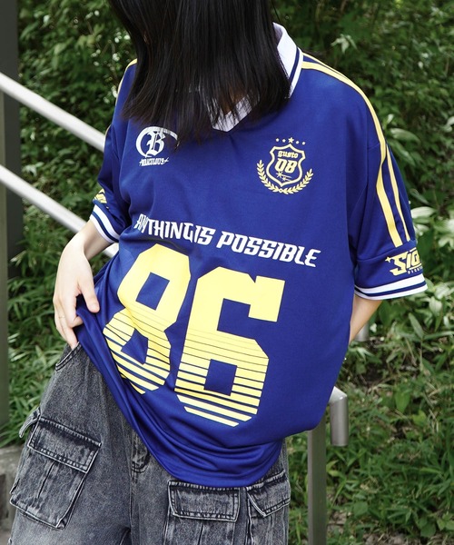 ILL'S（イルズ）の「バイカラー×サイドライン ナンバリングゲームプリントシャツ / Vネック ビッグシルエット 半袖Tシャツ ユニセックス / 韓国ストリート×古着風（Tシャツ/カットソー・メンズ・ブラック/ホワイト/レッド/ネイビー・M/L）」の4枚目の写真