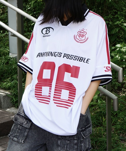 ILL'S（イルズ）の「バイカラー×サイドライン ナンバリングゲームプリントシャツ / Vネック ビッグシルエット 半袖Tシャツ ユニセックス / 韓国ストリート×古着風（Tシャツ/カットソー・メンズ・ブラック/ホワイト/レッド/ネイビー・M/L）」の2枚目の写真