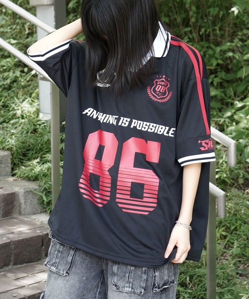 ILL'S（イルズ）の「バイカラー×サイドライン ナンバリングゲームプリントシャツ / Vネック ビッグシルエット 半袖Tシャツ ユニセックス / 韓国ストリート×古着風（Tシャツ/カットソー・メンズ・ブラック/ホワイト/レッド/ネイビー・M/L）」の3枚目の写真