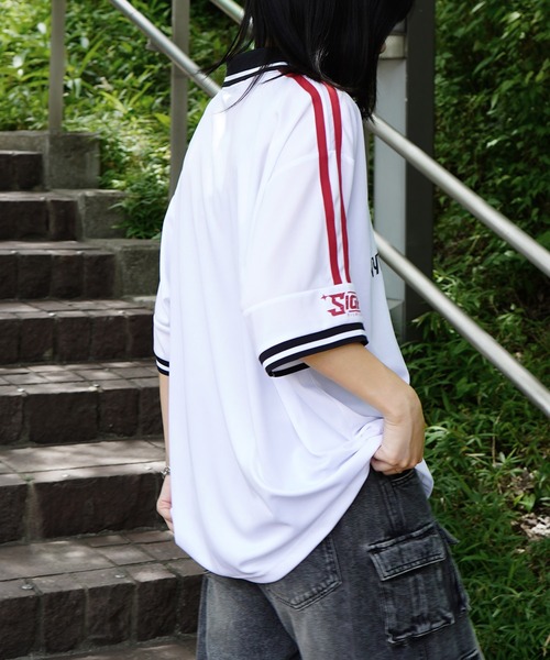 ILL'S（イルズ）の「バイカラー×サイドライン ナンバリングゲームプリントシャツ / Vネック ビッグシルエット 半袖Tシャツ ユニセックス / 韓国ストリート×古着風（Tシャツ/カットソー・メンズ・ブラック/ホワイト/レッド/ネイビー・M/L）」の20枚目の写真