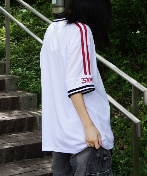 ILL'S（イルズ）の「バイカラー×サイドライン ナンバリングゲームプリントシャツ / Vネック ビッグシルエット 半袖Tシャツ ユニセックス / 韓国ストリート×古着風（Tシャツ/カットソー・メンズ・ブラック/ホワイト/レッド/ネイビー・M/L）」の19枚目の写真