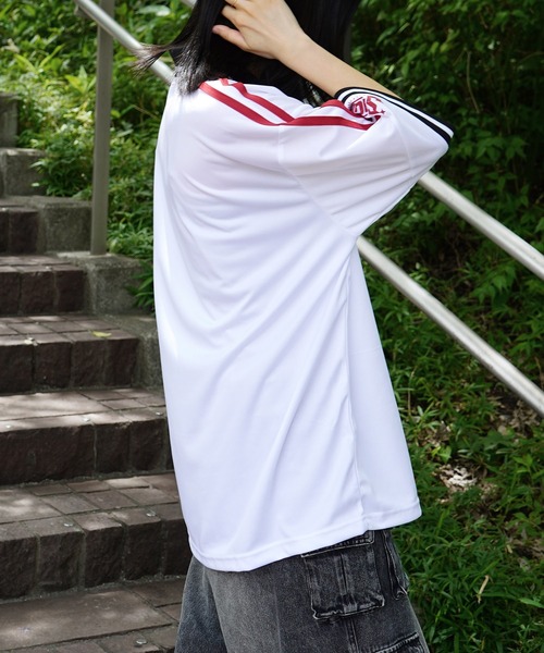 ILL'S（イルズ）の「バイカラー×サイドライン ナンバリングゲームプリントシャツ / Vネック ビッグシルエット 半袖Tシャツ ユニセックス / 韓国ストリート×古着風（Tシャツ/カットソー・メンズ・ブラック/ホワイト/レッド/ネイビー・M/L）」の18枚目の写真