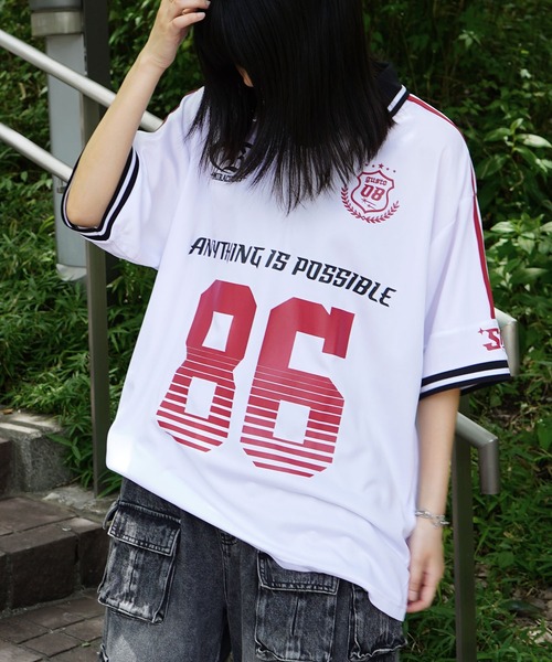 ILL'S（イルズ）の「バイカラー×サイドライン ナンバリングゲームプリントシャツ / Vネック ビッグシルエット 半袖Tシャツ ユニセックス / 韓国ストリート×古着風（Tシャツ/カットソー・メンズ・ブラック/ホワイト/レッド/ネイビー・M/L）」の17枚目の写真