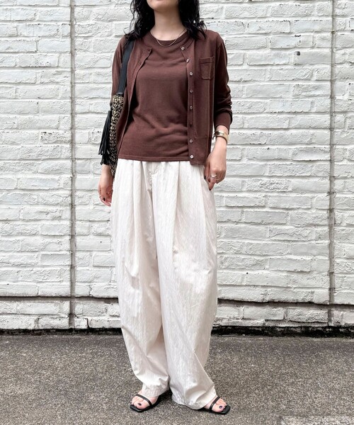 fredy emue（フレディエミュ）の「リネン混ポケ付きカーディガン（カーディガン/ボレロ・レディース・イエロー/サックスブルー/オフホワイト/ブラウン・38）」の8枚目の写真