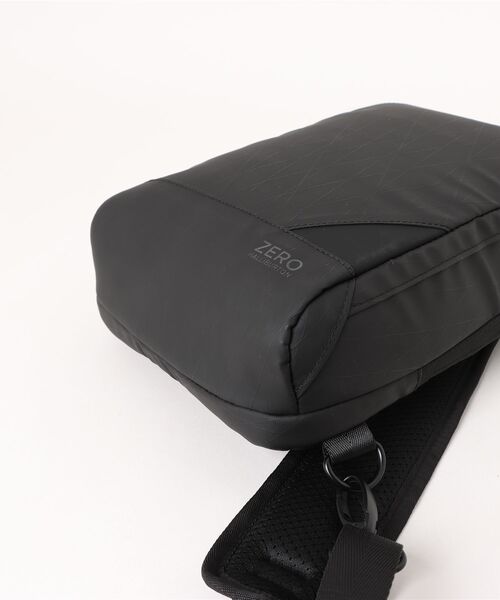 ZERO HALLIBURTON(ゼロハリバートン)の「レキシントン2 ボディバッグ 1気室 B5ファイル収納 11インチタブレット収納 81473(ボディバッグ/ウエストポーチ・メンズ・ブラック・FREE)」の3枚目の写真