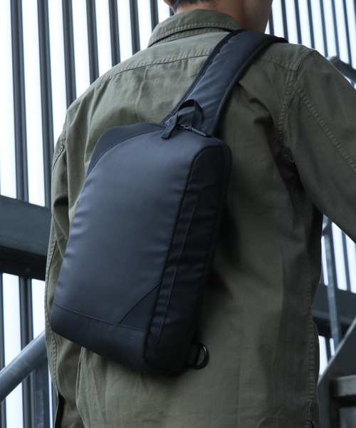 ZERO HALLIBURTON(ゼロハリバートン)の「レキシントン2 ボディバッグ 1気室 B5ファイル収納 11インチタブレット収納 81473(ボディバッグ/ウエストポーチ・メンズ・ブラック・FREE)」の1枚目の写真