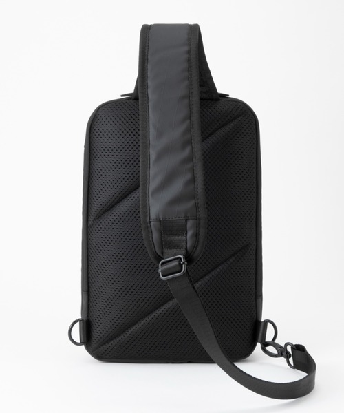 ZERO HALLIBURTON(ゼロハリバートン)の「レキシントン2 ボディバッグ 1気室 B5ファイル収納 11インチタブレット収納 81473(ボディバッグ/ウエストポーチ・メンズ・ブラック・FREE)」の7枚目の写真
