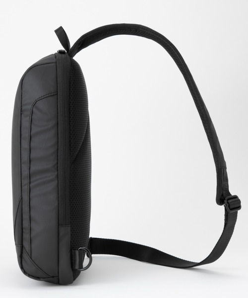 ZERO HALLIBURTON(ゼロハリバートン)の「レキシントン2 ボディバッグ 1気室 B5ファイル収納 11インチタブレット収納 81473(ボディバッグ/ウエストポーチ・メンズ・ブラック・FREE)」の8枚目の写真